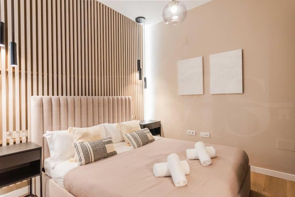 Contemporary Minimalist Apartment By Rems Malaga Exterior photo